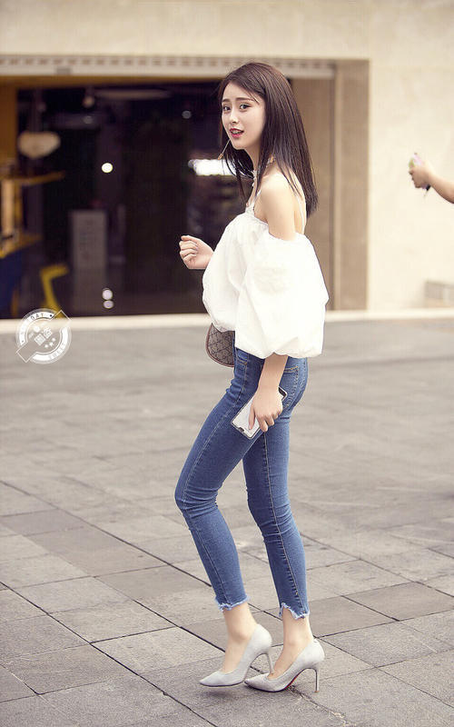 路人街拍，白色吊带搭配紧身牛仔裤的漂亮小姐姐