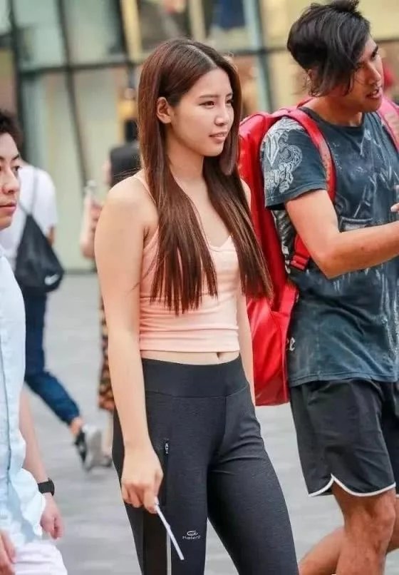 运动系美美女小姐姐，紧身服饰勾勒性感迷人曲线，浑圆翘臀燃爆眼