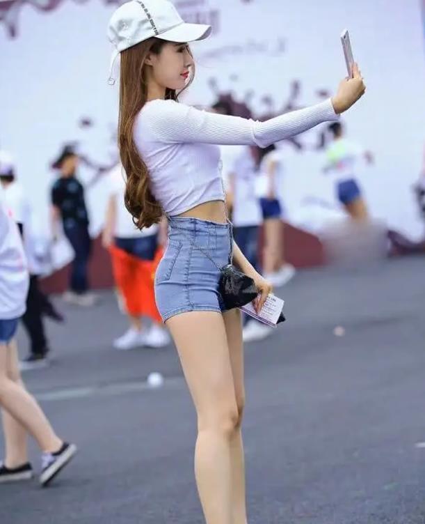 「蓝色」街拍:明眸善睐的美女,一件黑色上衣配蓝色牛仔裤,时尚气质范