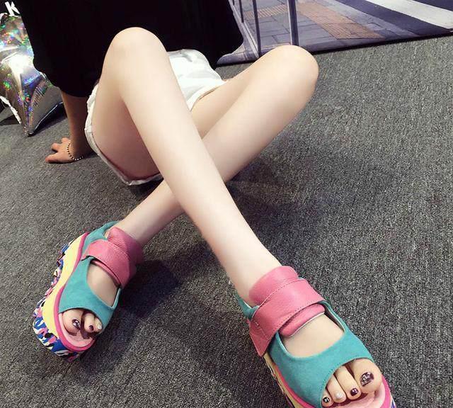 女人在夏天要有一双时尚又凉快的鞋子,你们说对吗?