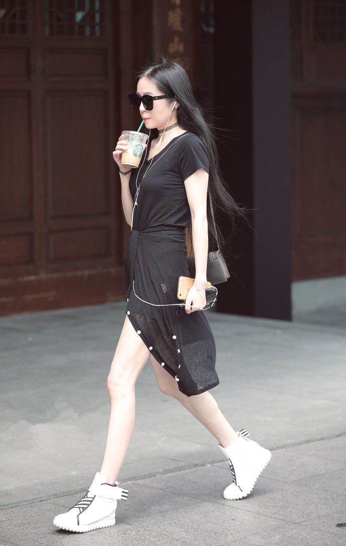 成都街拍，清新甜美风的夏季搭配，彰显成熟女人味!