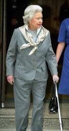 女强人■头一次见英国女王穿西装裤!一身灰西装变霸气女强人,终于不冻腿
