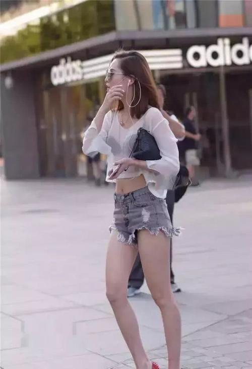 性感小姐姐十分的诱惑迷人,既露出了身材又秀出了大长腿。