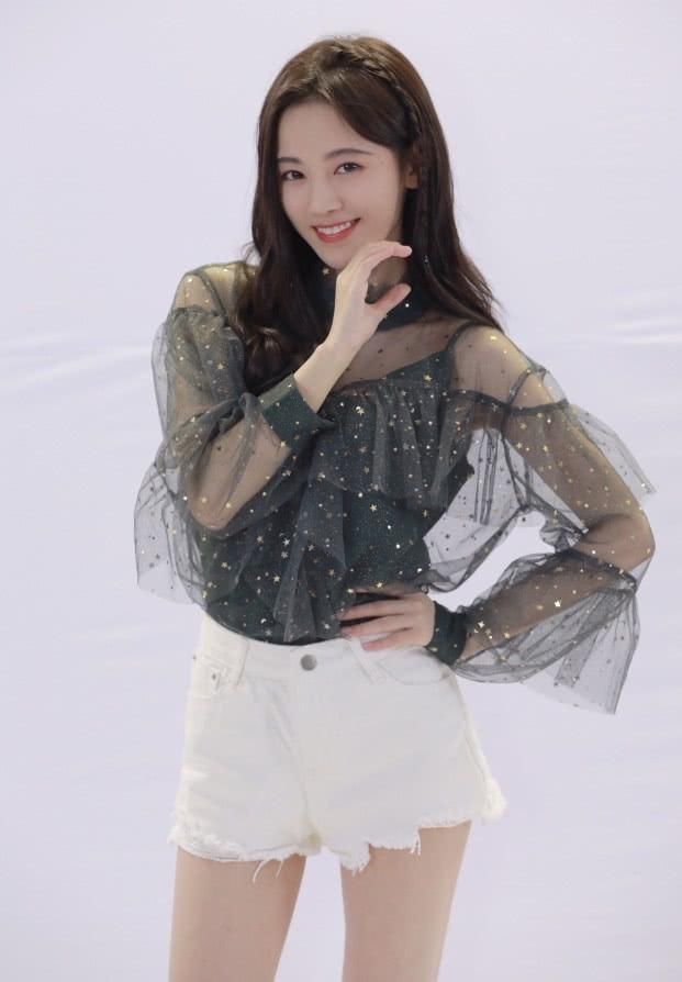 鞠婧祎T恤配短裤显胖了，却又美出了新高度，还有这样的操作?