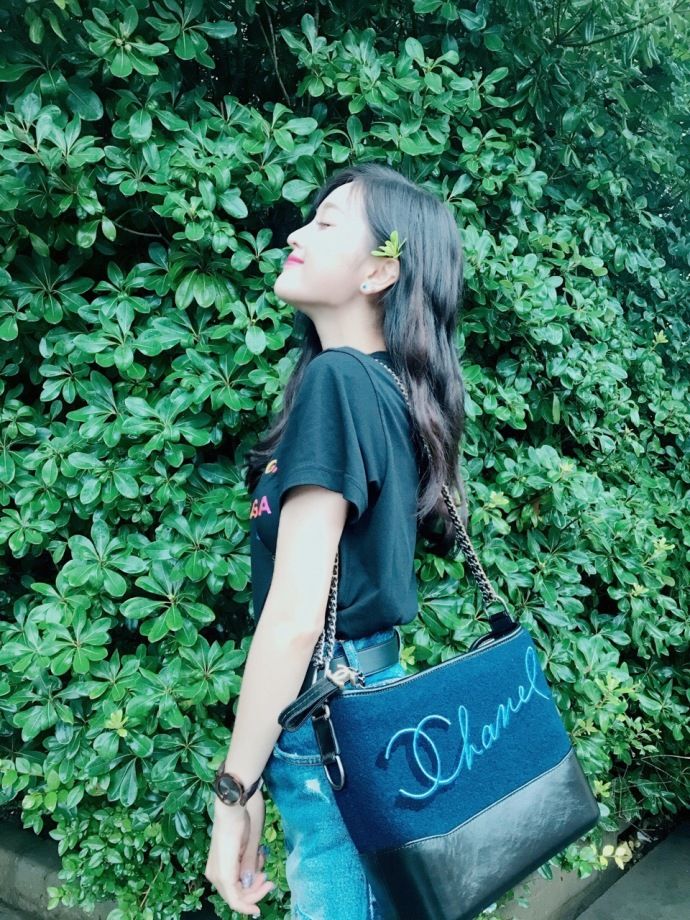 火箭少女吴宣仪晒美照 长腿热裤笑容甜美清新可人