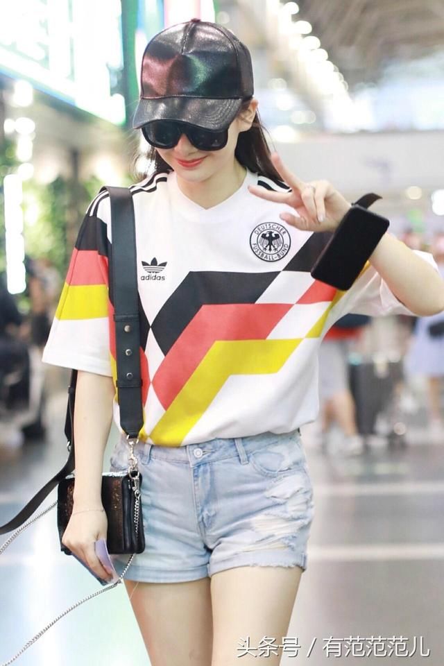 戚薇原想穿长筒袜扮足球宝贝，不想却勒出一圈肉，网友：好尴尬啊