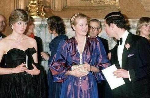 37年前，戴安娜黑色长裙碾压众人，一旁的查尔斯却很不满！