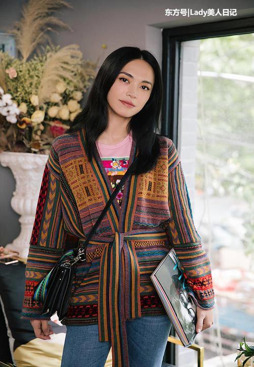 姚晨39岁了依旧美得像小仙女，天鹅绒半裙亮相电影节，真女人味