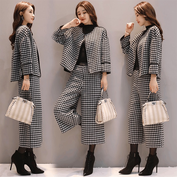 秋天凉，老婆把连衣裙全扔了!这套装一下买5件，美的哪像50岁