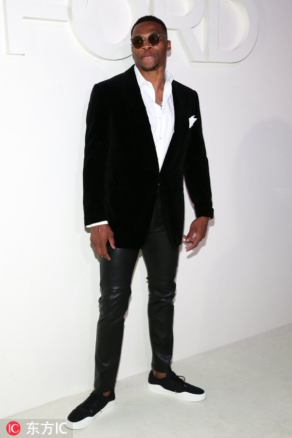 威少出席活动潮搭用心了 开三颗衬衫扣只为秀出专属Logo项链