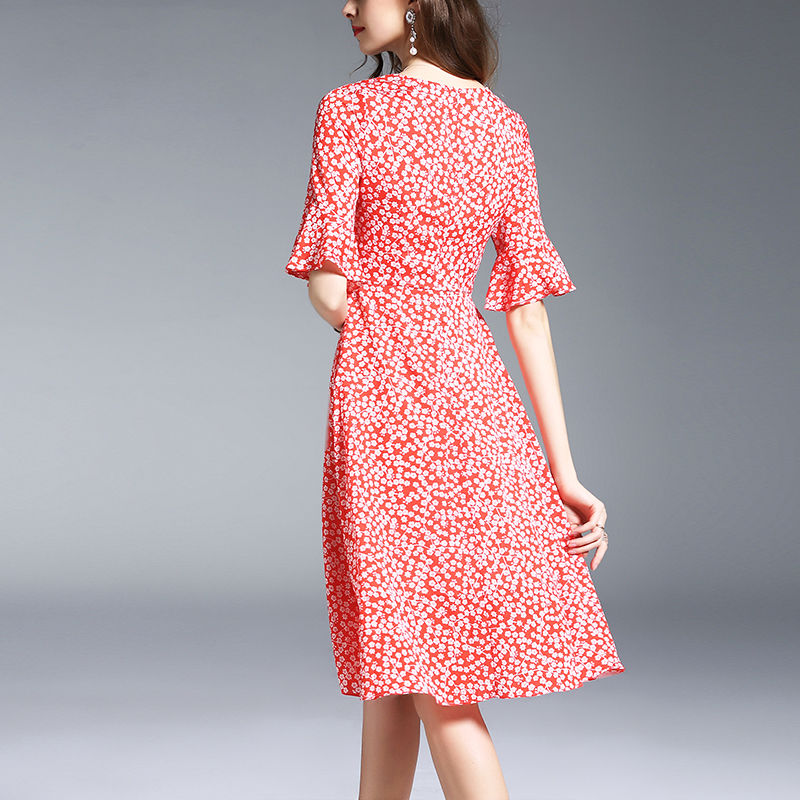 聚会场上穿裙子的女人，前凸后翘迷人好身材，男人看了脚都走不了