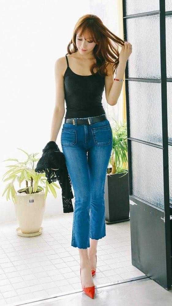 女人想穿出职场魅力，紧身裤能修饰出你完美的腿型