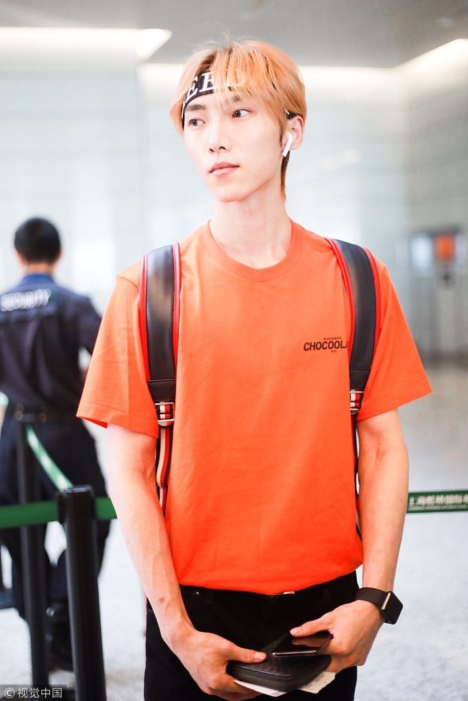 X玖少年团赵磊非主流造型显痞气  头绑发带变励志小哥哥公务繁忙