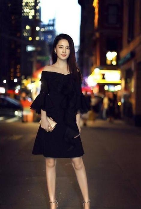 李沁穿露脐装秀蚂蚁腰，却被赘肉抢镜，网友：去健身房练练再来吧