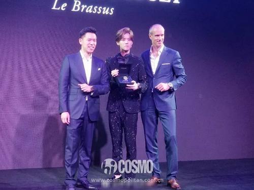 手腕上挂着一百万是什么感觉？鹿晗关晓彤知道