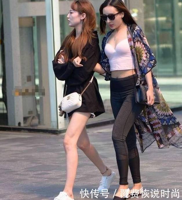 路人街拍明眸皓齿白皙可爱的小姐姐，清凉的装扮养眼又显瘦！