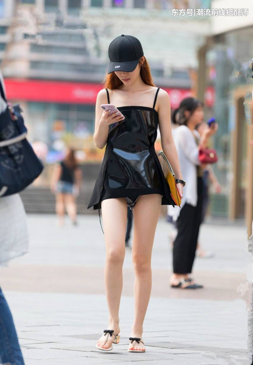 街拍:图2两位美女真会穿，皮裤又窄又短，图3美女皮裙很抢眼