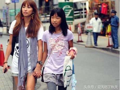 韩国富婆带女儿到中国旅游，看到这个现象非常疑惑：中国人太奇怪