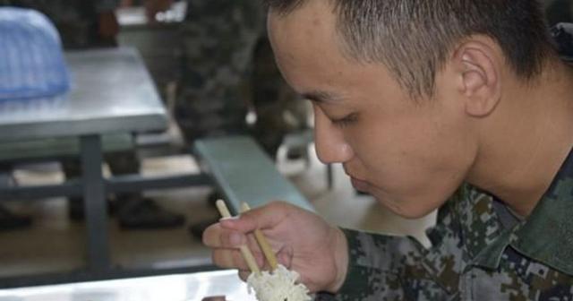 在部队里，军人们吃剩下的饭怎么办？听听三位士兵怎么说