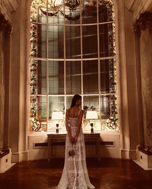 王艺穿香芋色吊带裙,性感仿佛落日女神,网友:被你美哭了!