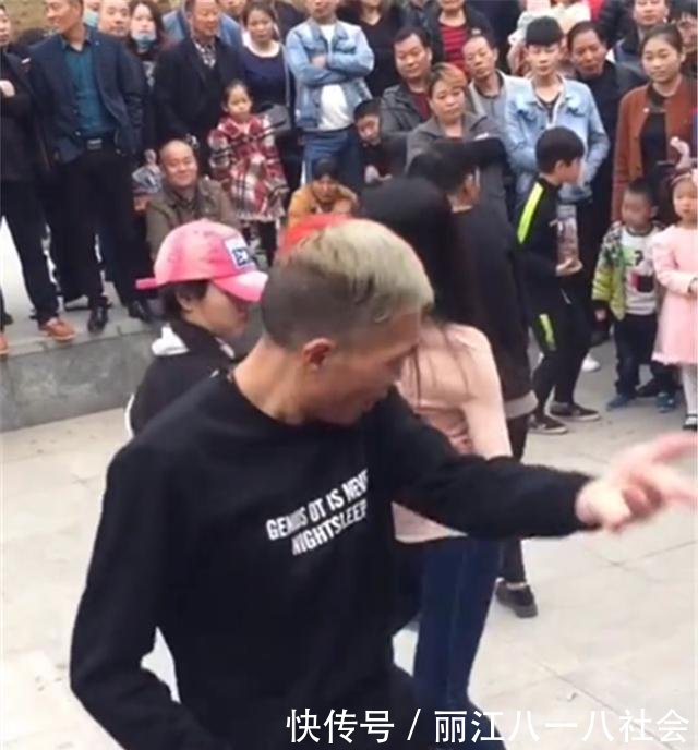 河南“尬舞”本来被指责低俗, 可这女孩加入后, 围观路人赞口不绝