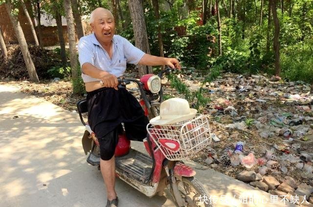 农村宅基地上盖了楼,买了车,提到两个儿子的婚事,老汉一脸无奈！