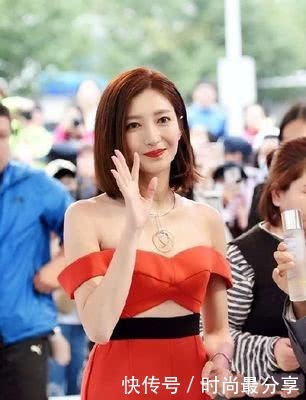 江疏影出席活动穿泳衣现身？网友：没有这么性感的身材还真不敢穿