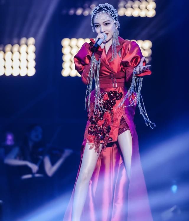 想把丝袜穿出美感，得要有张韶涵的“牙签腿”，所以女星为啥要瘦