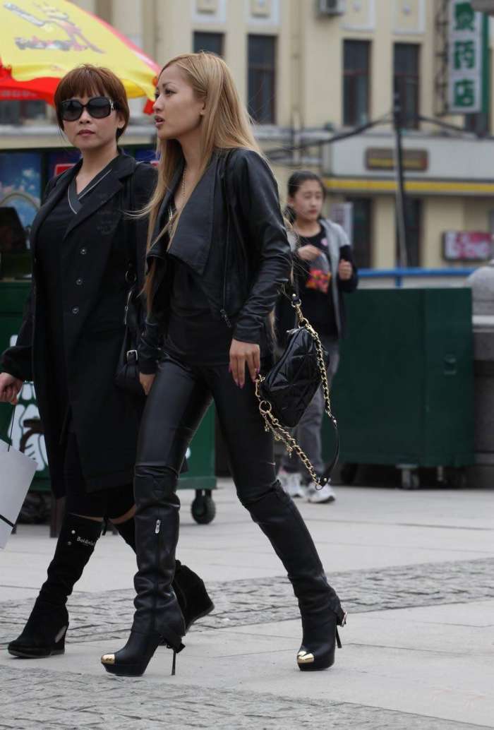 街拍: 皮衣皮裤金发酷女郎, 火辣身材透过皮裤, 展示得淋漓尽致
