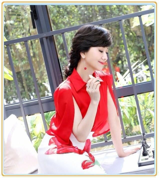 当陈美琪和赵雅芝同穿红衬衫，才知优雅老去和过度保养差距有多大