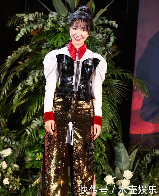 娄艺潇出席活动，穿了一条金色亮片“假裤子”，个性穿搭就服你！