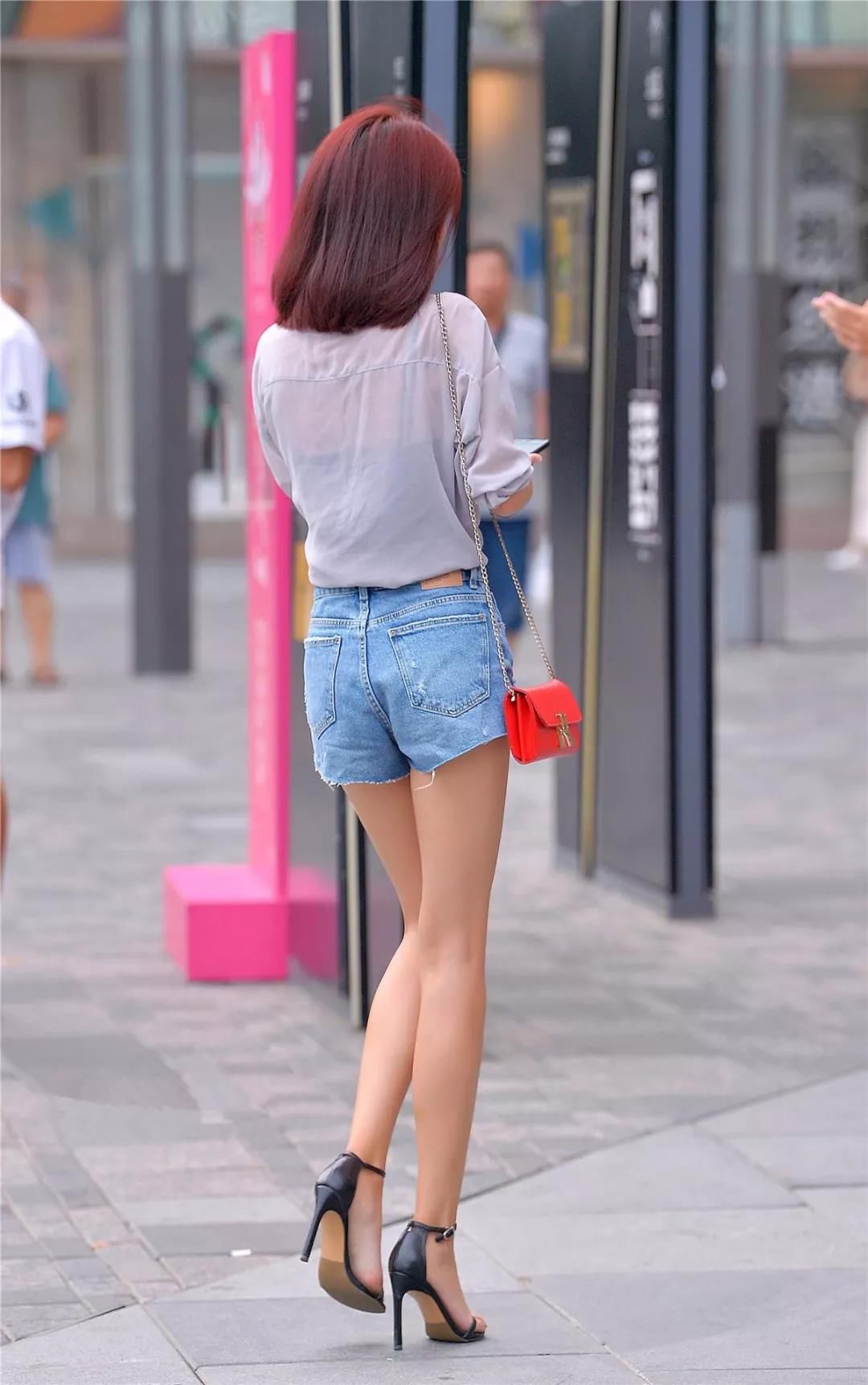 街拍路人，衬衫+牛仔裤+高跟凉鞋的穿搭参考，让你彰显女王气场