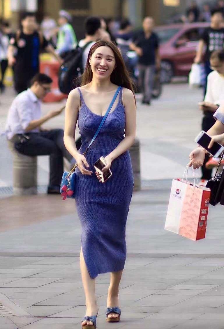 时尚街拍，街头偶遇穿开叉裙的姐姐，凹凸有致好身材深深的吸引了