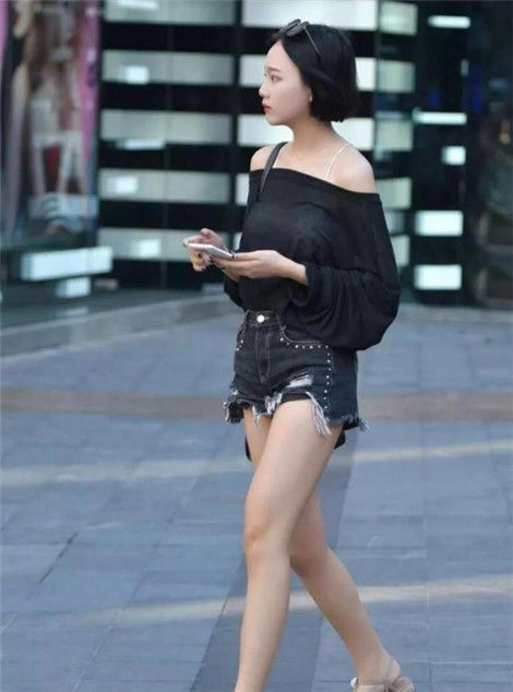  小美女|街拍：小美女身穿紧身牛仔裤，细腰长腿，就是有魅力