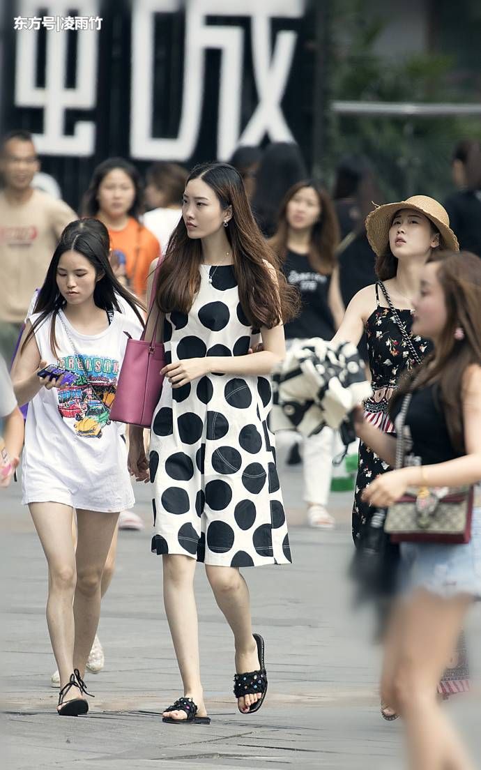 重庆街拍：清新自然的穿搭风格展现温柔淑女范，女人味十足！