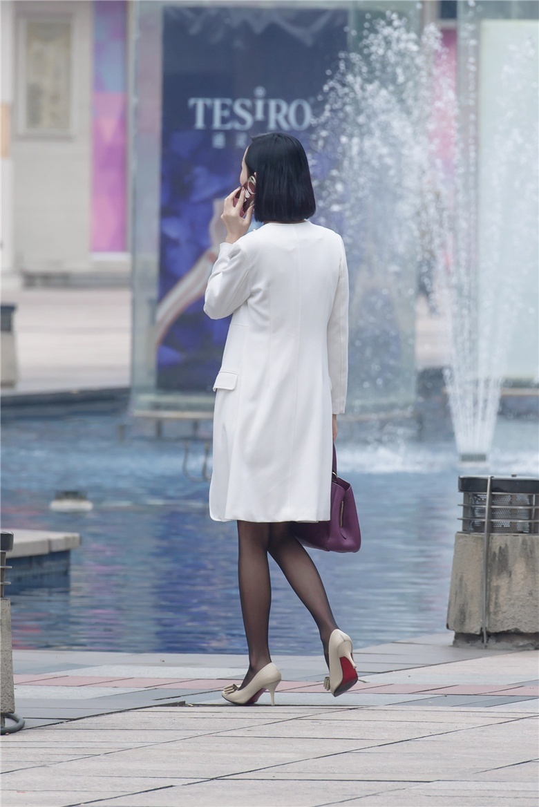 气质高雅的黑丝魅力妇人，婉如一朵白玉兰