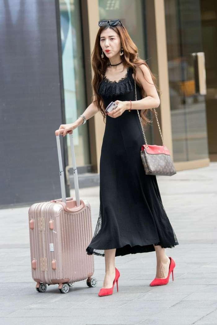 气质小姐姐黑色吊带长裙御姐范十足, 贴身的设计尽显高挑身材