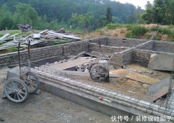 地基砸6万后悔!农村人建房是面子工程,钱花在