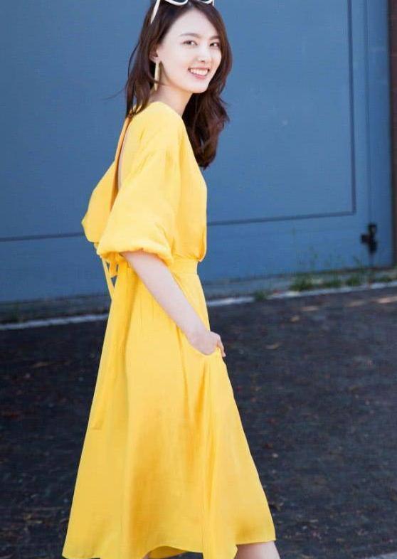 杨之楹拉起裙摆缝出了两个口袋，还随随便便穿出了初恋的感觉！