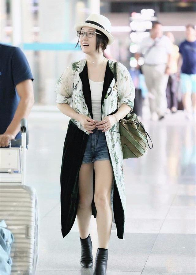 杨钰莹穿短裤玩下半身消失，只看到大长腿了，难怪看不出她很矮！