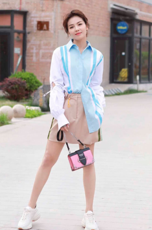 刘涛真会玩！参加活动撑一把黑伞就算了，还把“针带”别身上