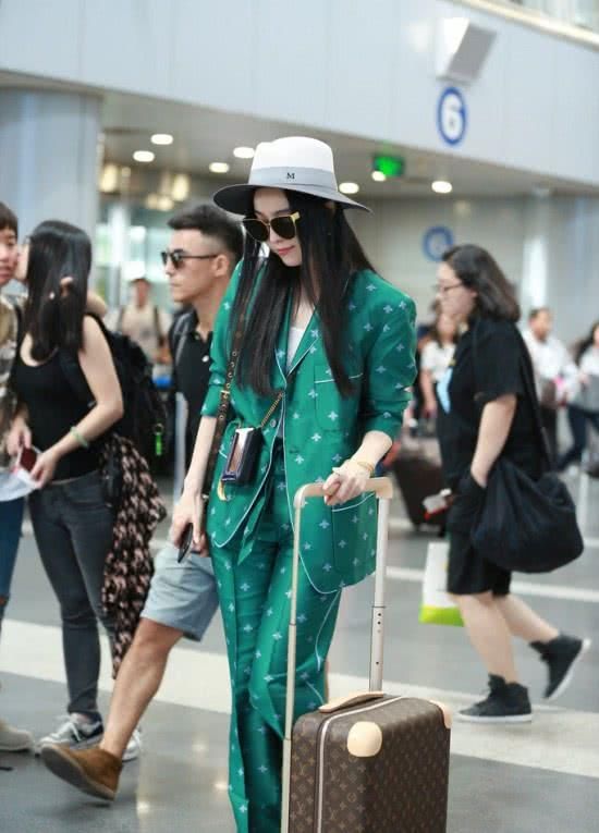 当红女星谁最会穿衣，杨幂，范冰冰和郑爽，天上地下差别真的很大