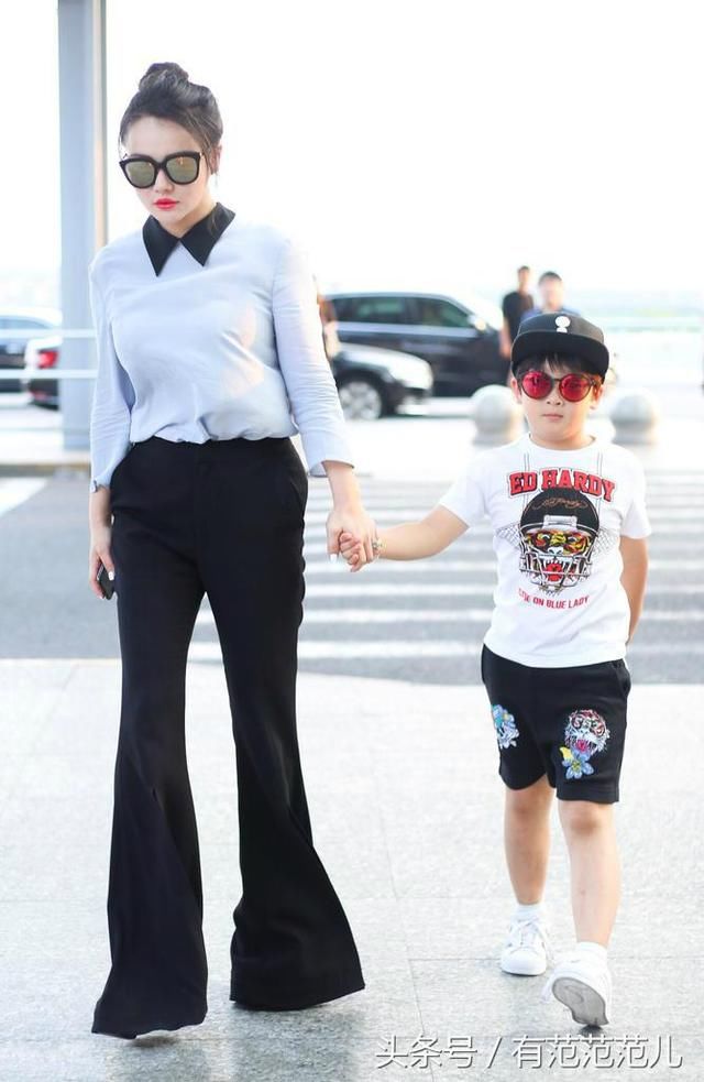 冉莹颖脚踩10cm高跟鞋，喇叭裤仍拖地上，网友：踩到自己就尴尬了