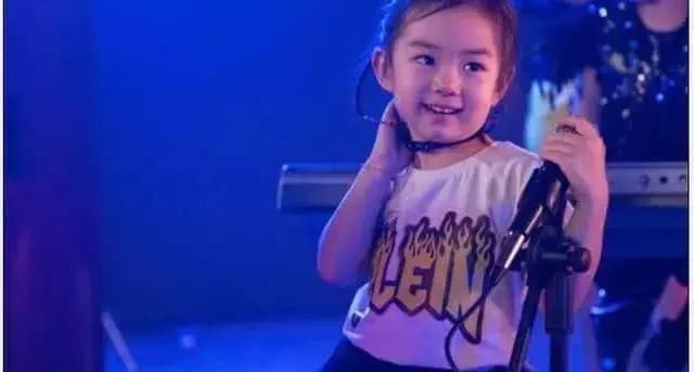 才3岁的戚薇女儿就敢跟妈妈比时尚，但这一点戚薇就输了