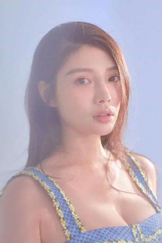 “大嫂”徐冬冬太迷人！穿着简单尽显少女魅力，朦胧也是一种美！