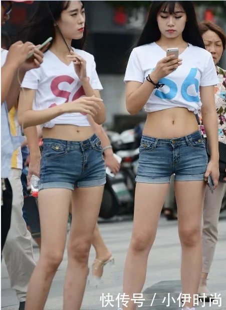 俏皮小姐姐穿出火辣身材，一双筷子腿青春甜美风满满