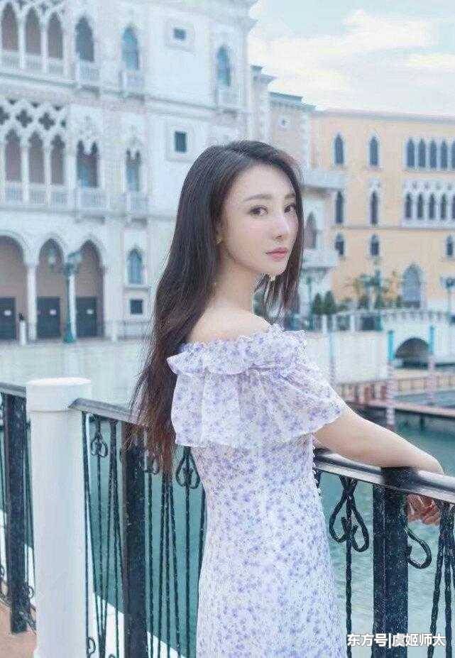 柳岩现身澳门疯狂购物, 现在穿衣服可真保守!