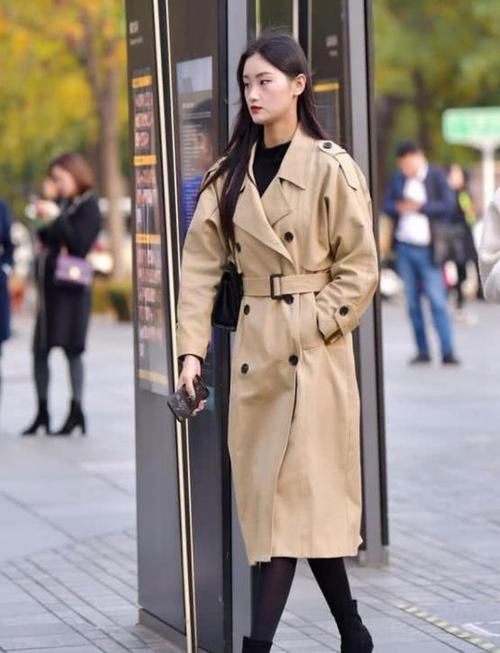  卡其色■街拍：气质出众的小姐姐，一件黑色连衣裙搭卡其色外套，时尚女神