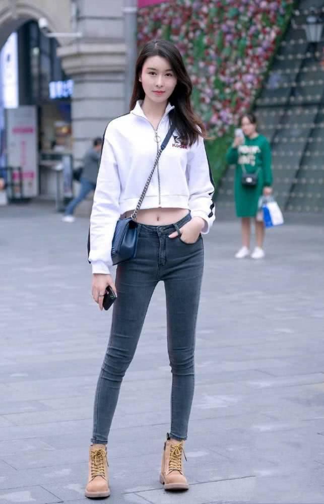  『与众不同』紧身牛仔裤搭配白T恤，让你美得与众不同