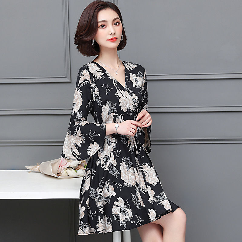 香港的小姨真会穿，三伏天穿这样的裙装出门，穿出气质风韵犹存